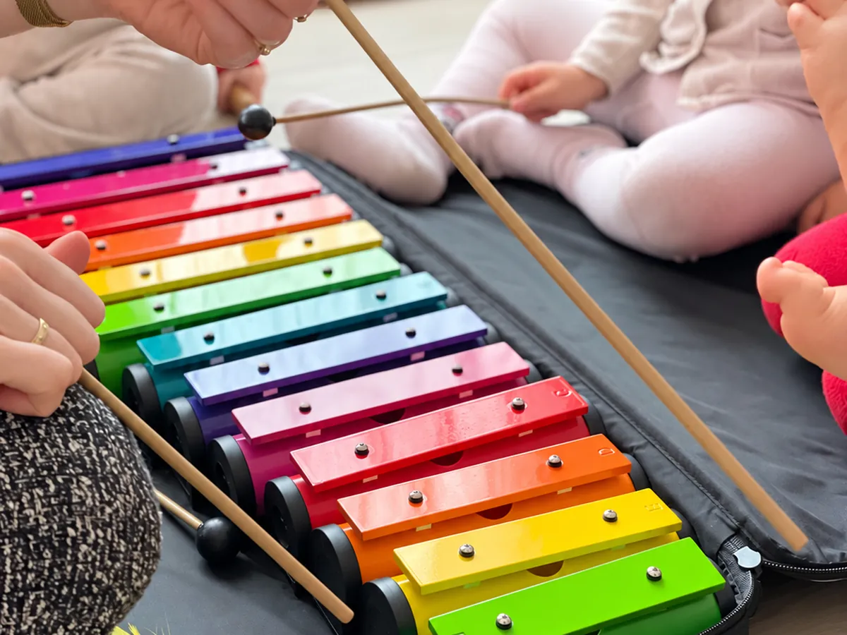 Kolorowe dzwonki chromatyczne i pałeczki podczas zajęć muzycznych