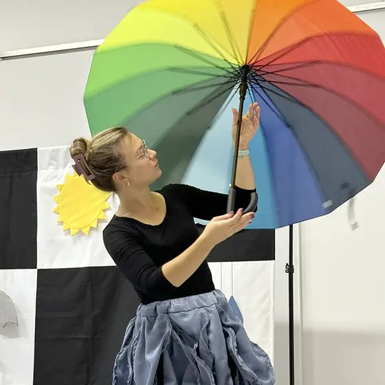 Tęczowy parasol i muzyka na żywo
